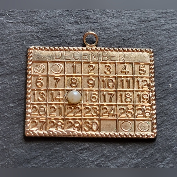 Vintage Goldtone Calendar Pendant - Picture 3 of 6